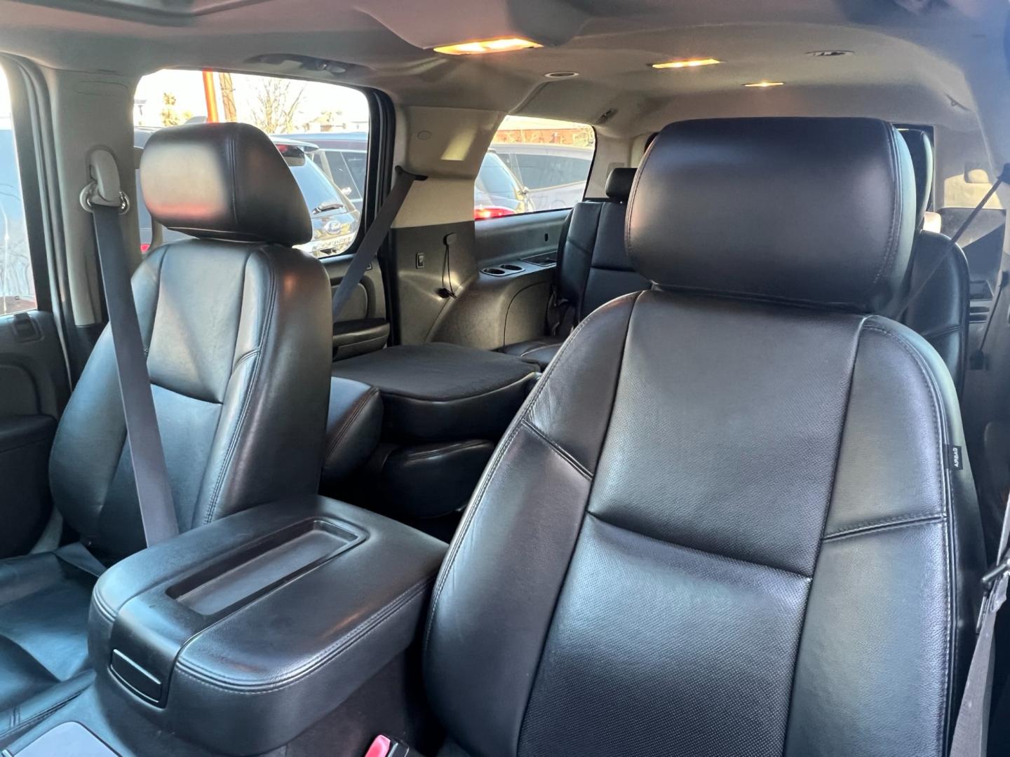 2014 White /Black Leather Chevrolet Suburban LTZ 1500 4WD (1GNSKKE77ER) with an 5.3L V8 OHV 16V FFV engine, 6 SPEED AUTOMATIC transmission, located at 1018 Brunswick Ave, Trenton, NJ, 08638, (609) 989-0900, 40.240086, -74.748085 - Photo#21